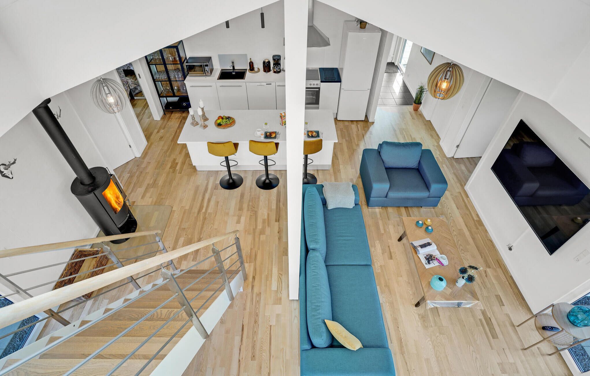 Ein modernes Interieur mit Küche, Essbereich und Wohnbereich.