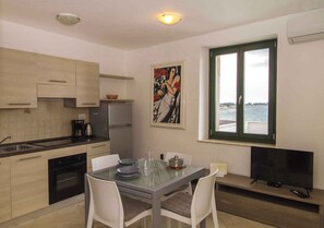 Fridge, oven, stovetop, coffee/tea maker