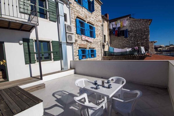 تناول الطعام بالخارج