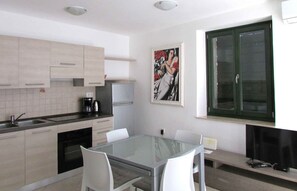 Fridge, oven, stovetop, coffee/tea maker - Holiday apartment directly by the sea, modernly furnished (Umag)