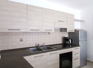 Fridge, oven, stovetop, coffee/tea maker - Holiday apartment directly by the sea, modernly furnished (Umag)