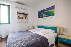 1 bedroom, WiFi - Holiday apartment directly by the sea, modernly furnished (Umag)