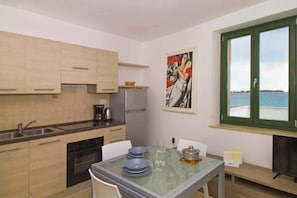 Fridge, oven, stovetop, coffee/tea maker