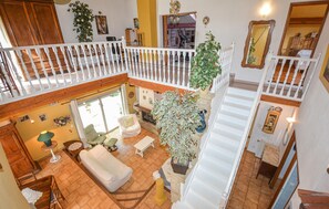 TV, DVD player - Stunning home in Pujaut with kitchen (Pujaut)