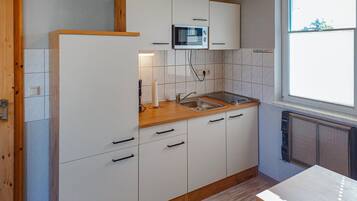 Fridge, stovetop, coffee/tea maker