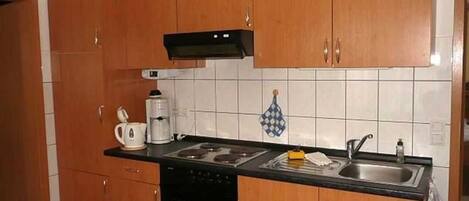 Een koelkast, een oven