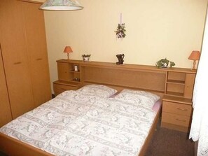 2 chambres, lit parapluie, draps fournis