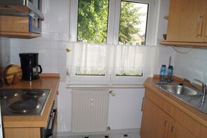 Refrigerador, horno, cafetera y tetera y tetera eléctrica 