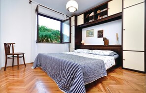 6 bedrooms, travel crib, free WiFi, bed sheets