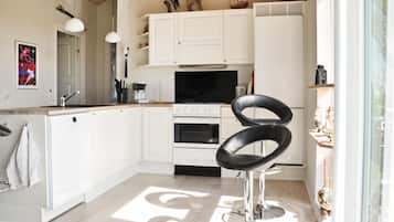 Fridge, stovetop, dishwasher, coffee/tea maker