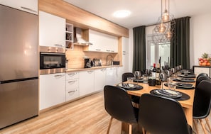 Fridge, microwave, stovetop, dishwasher