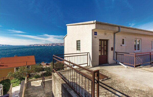 Um edifício com varanda, porta e janela.