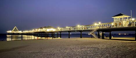 بالقرب من الشاطئ