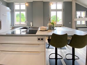 Kühlschrank, Ofen, Geschirrspüler, Wasserkocher mit Kaffee-/Teezubehör