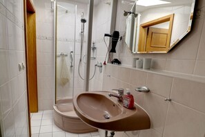 Suihku, hiustenkuivaaja