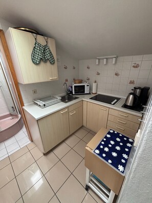 Kühlschrank, Mikrowelle, Wasserkocher mit Kaffee-/Teezubehör