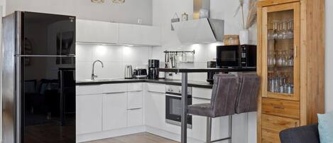 Frigorífico, placa de cocina, lavavajillas y cafetera o tetera