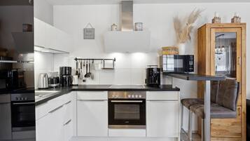 Kühlschrank, Mikrowelle, Herdplatte, Geschirrspüler