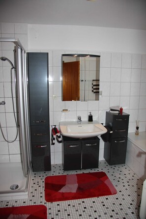 Dusche, Haartrockner, Handtücher, Seife