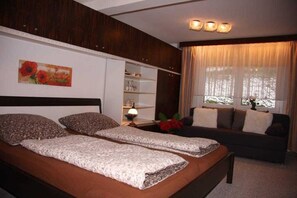 3 Schlafzimmer, Schreibtisch, Bügeleisen/Bügelbrett, WLAN