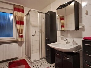Dusche, Haartrockner, Handtücher, Seife