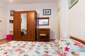 2 bedrooms, free WiFi - Holiday apartment with air conditioning and sea view (Grebaštica)