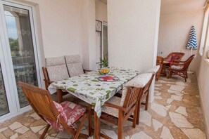 Outdoor dining - Holiday apartment with air conditioning and sea view (Grebaštica)