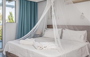 2 bedrooms, travel cot, bed sheets