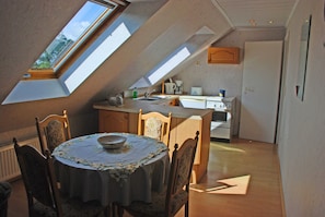 Kühlschrank, Ofen, Wasserkocher mit Kaffee-/Teezubehör, Wasserkocher