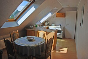 Kühlschrank, Ofen, Wasserkocher mit Kaffee-/Teezubehör, Wasserkocher