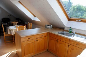 Fridge, oven, coffee/tea maker, electric kettle