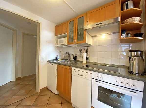 Kühlschrank, Mikrowelle, Ofen, Geschirrspüler