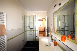 Hårtørrer, håndklæder