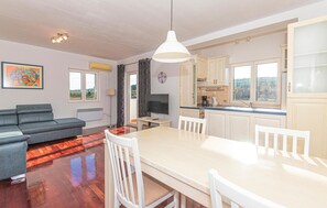 Smart TV, fireplace, table tennis
