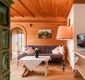 Una televisión, una chimenea