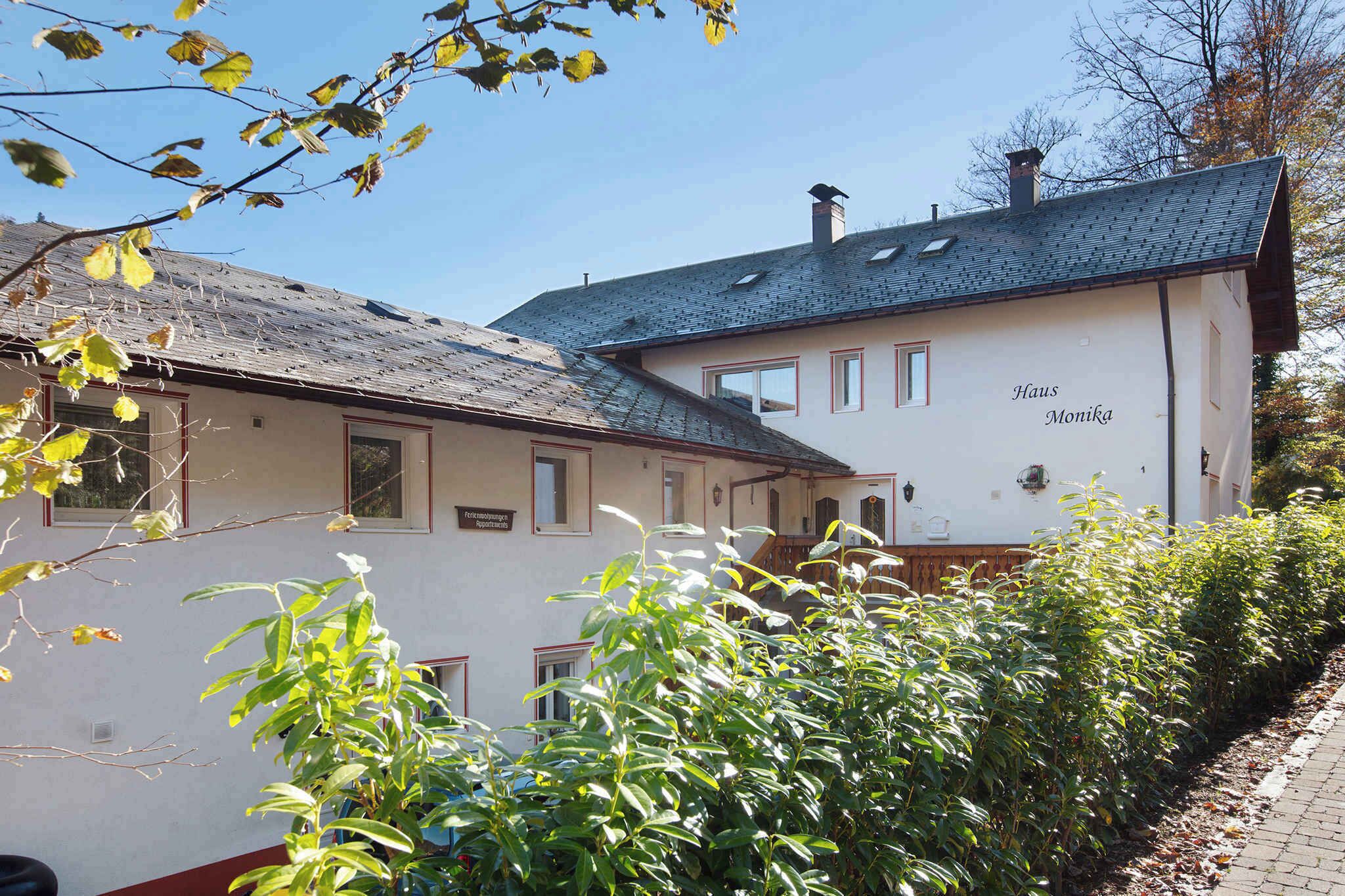 Un bâtiment à deux étages sur lequel on peut lire l’inscription « Haus Monika ».