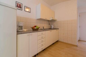 冷蔵庫、コンロ、コーヒー / ティーメーカー