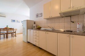 冷蔵庫、コンロ、コーヒー / ティーメーカー