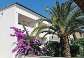 Property grounds - Holiday apartment with air conditioning (Fažana)