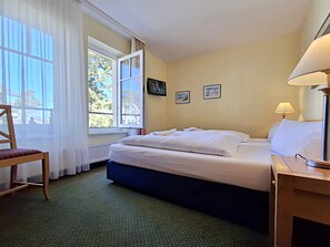 1 bedroom, travel cot, WiFi, bed sheets