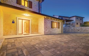 Exterior detail - Stunning home in Turcic (Turcic)