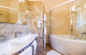 Bathtub - Stunning home in Turcic (Turcic)