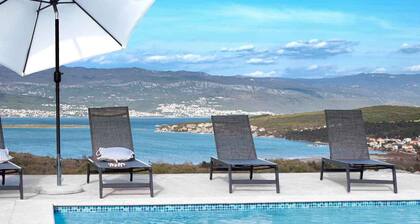 Holiday apartment with pool and sea view