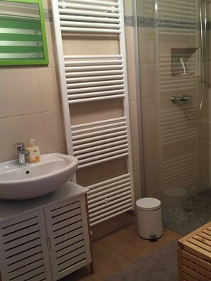 Een douche, een haardroger, handdoeken, zeep