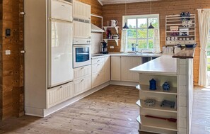 Coffee/tea maker, fridge, microwave, stovetop