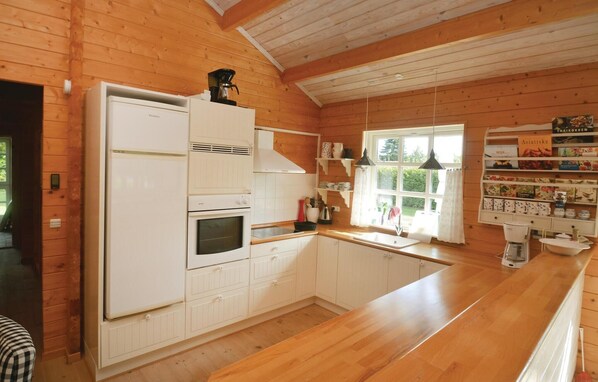Fridge, stovetop, dishwasher, coffee/tea maker - Awesome home in Væggerløse with kitchen (Væggerløse)