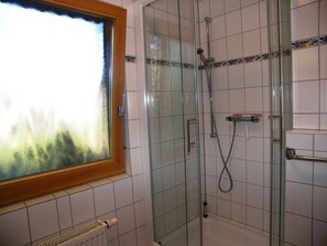 Dusche, Haartrockner, Handtücher