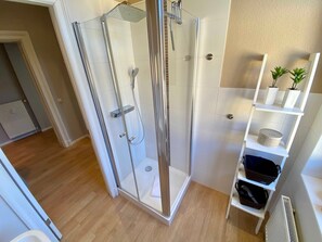 Dusche, Haartrockner, Handtücher