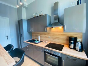 Kühlschrank, Ofen, Geschirrspüler, Wasserkocher mit Kaffee-/Teezubehör