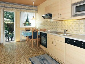 Kühlschrank, Mikrowelle, Ofen, Geschirrspüler